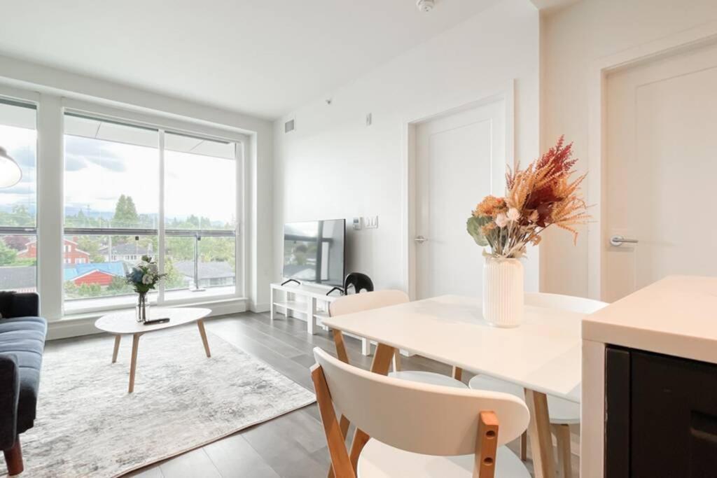 Spacious New Apartment With Working Space@Oakridge Ванкувер Екстер'єр фото